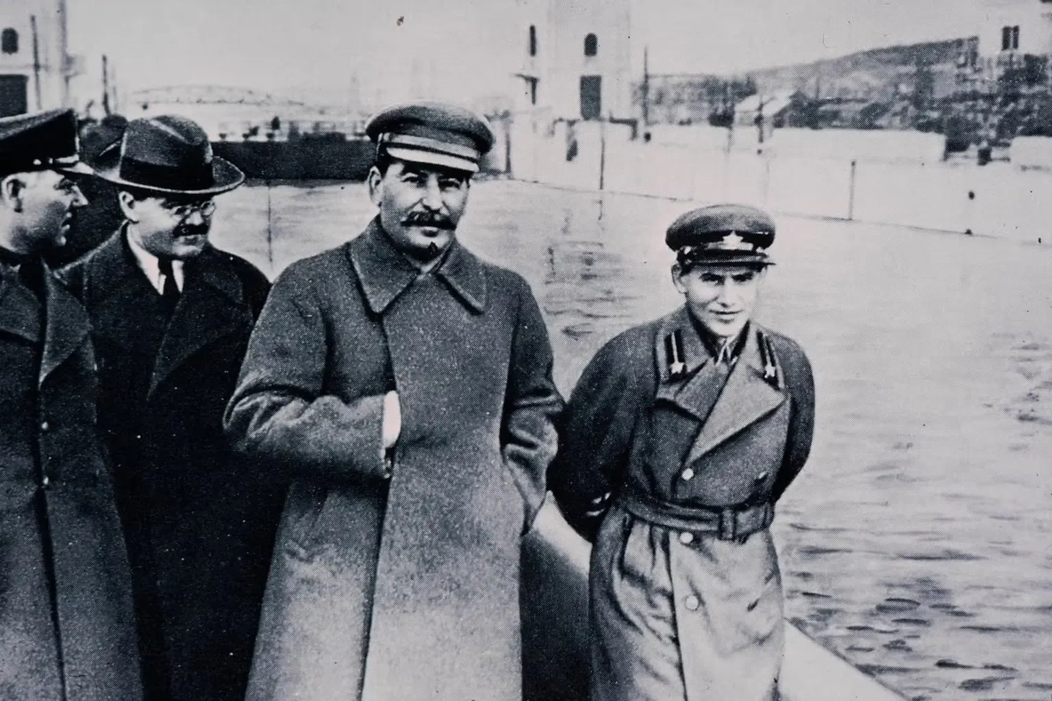 original-stalin-Yezhov-photograph