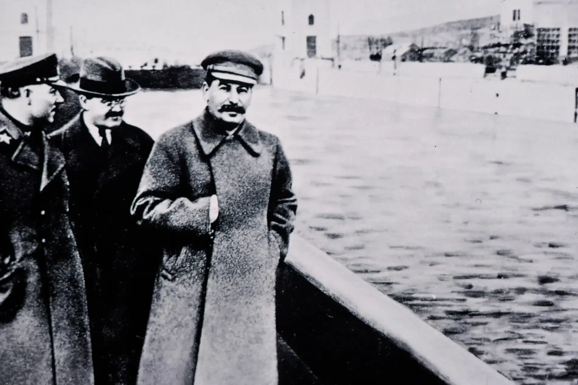 stalin-yezhov-original-deepfake